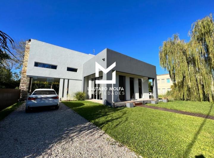 Casa · 200m² · 5 Ambientes · 2 Cocheras
