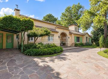 Casa · 350m² · 7 Ambientes · 2 Cocheras · Casa en Venta 7 Ambientes con Pileta y Jardín San Diego C. C