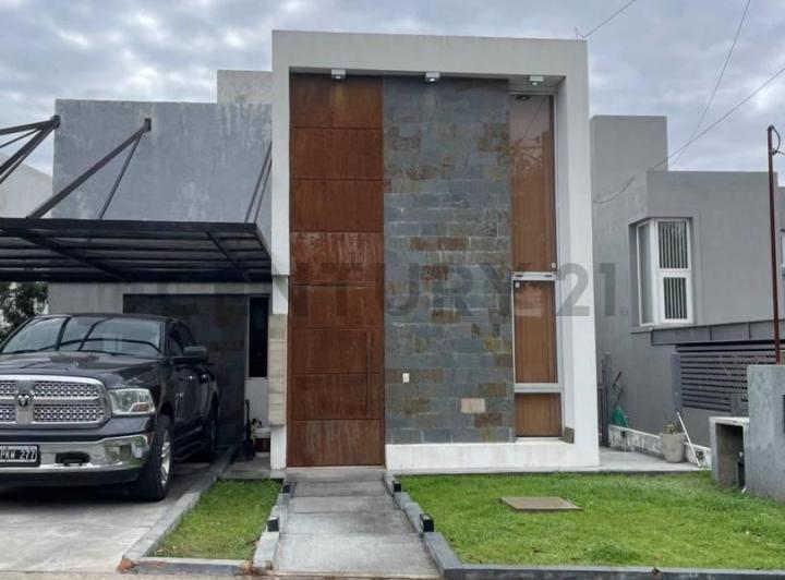 Casa · 220m² · 3 Dormitorios · 1 Cochera