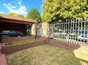 Casa · 144m² · 5 Ambientes · 1 Cochera · Barrio Kennedy Casa de 3 Dorm.