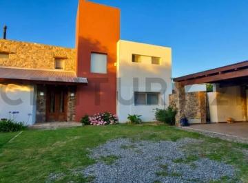 Casa · 315m² · 7 Ambientes · 2 Cocheras · Casa de Categoría en Barrio Cerrado Chacra Escondida – Zona Sur de Córdoba