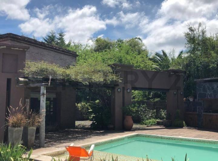 Casa · 330m² · 10 Ambientes · 2 Cocheras