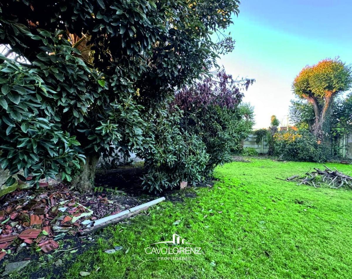 Sagastizabal 5769. Hermoso lote parquizado con pequeña construcción en estado original.