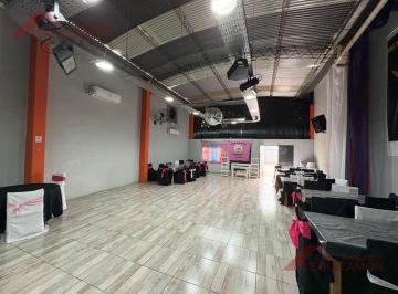 Bodega-Galpón · 220m² · 4 Cocheras · Galpón en Alquiler – Amplios Espacios – Ideal Depósito / Showroom – Rápido Acceso a Capital