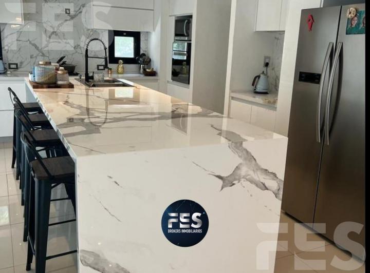 Casa · 400m² · 6 Ambientes · 7 Cocheras