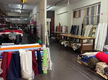 Local comercial · 240m² · Local 240 m² a m de Av Corrientes. sin Expensas! Junin 400