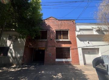 Casa · 238m² · 6 Ambientes · 2 Cocheras · Casa con 238 m² Totales, 3 Dorm. en Venta en La Plata