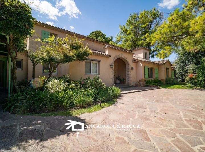Casa · 392m² · 7 Ambientes · 1 Cochera