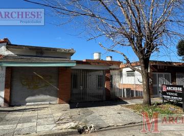 Casa · 100m² · 3 Ambientes · 2 Cocheras · Casa en Lote Propio a Reciclar.