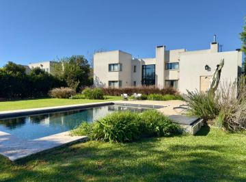 Casa · 352m² · 6 Ambientes · 2 Cocheras · Venta Casa de Categoría con Fondo Al Golf en Haras de Santa María