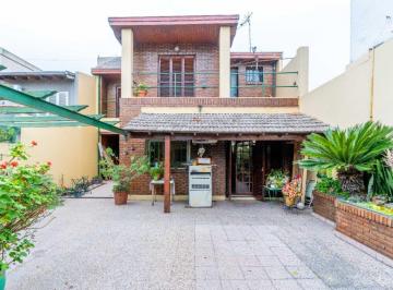 Casa · 261m² · 5 Ambientes · 1 Cochera · Venta Casa con Parque y Quincho en Lomas de Zamora