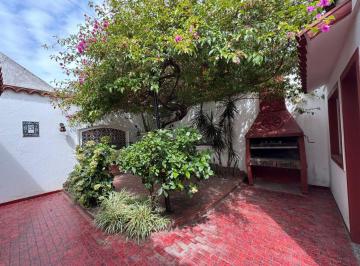 Casa · 125m² · 2 Ambientes · 1 Cochera · Venta Casa con Patio y Parrilla en Villa Dominico