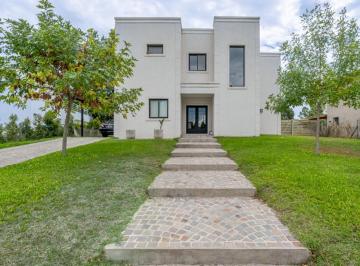Casa · 180m² · 5 Ambientes · 2 Cocheras · Casa de 5 Amb en San Matias