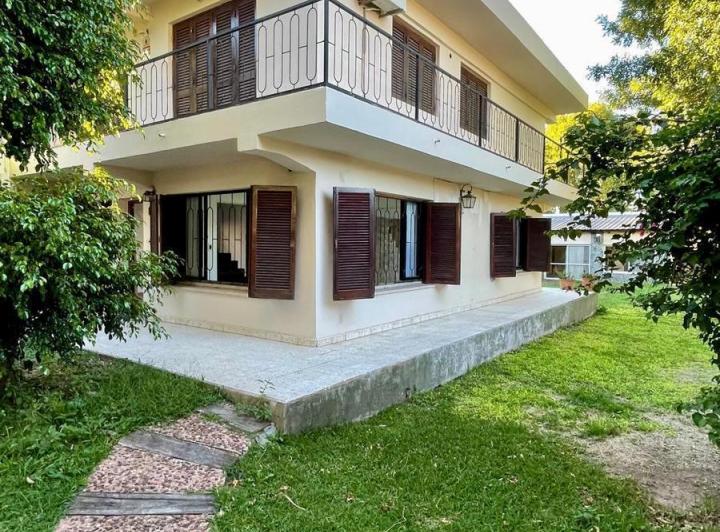 Casa · 260m² · 6 Ambientes · 2 Cocheras