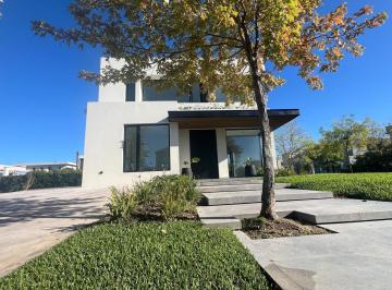 Casa · 230m² · 4 Dormitorios · 2 Cocheras · Casa en Tipas