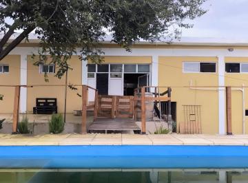 Casa · 54m² · 4 Ambientes · 1 Cochera · Alquilo X2 Años en Siquiman C/pileta, 2 Dorm.
