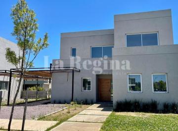 Casa · 220m² · 6 Ambientes · 1 Cochera · Casa en Venta en Carpinchos, Nordelta, Tigre