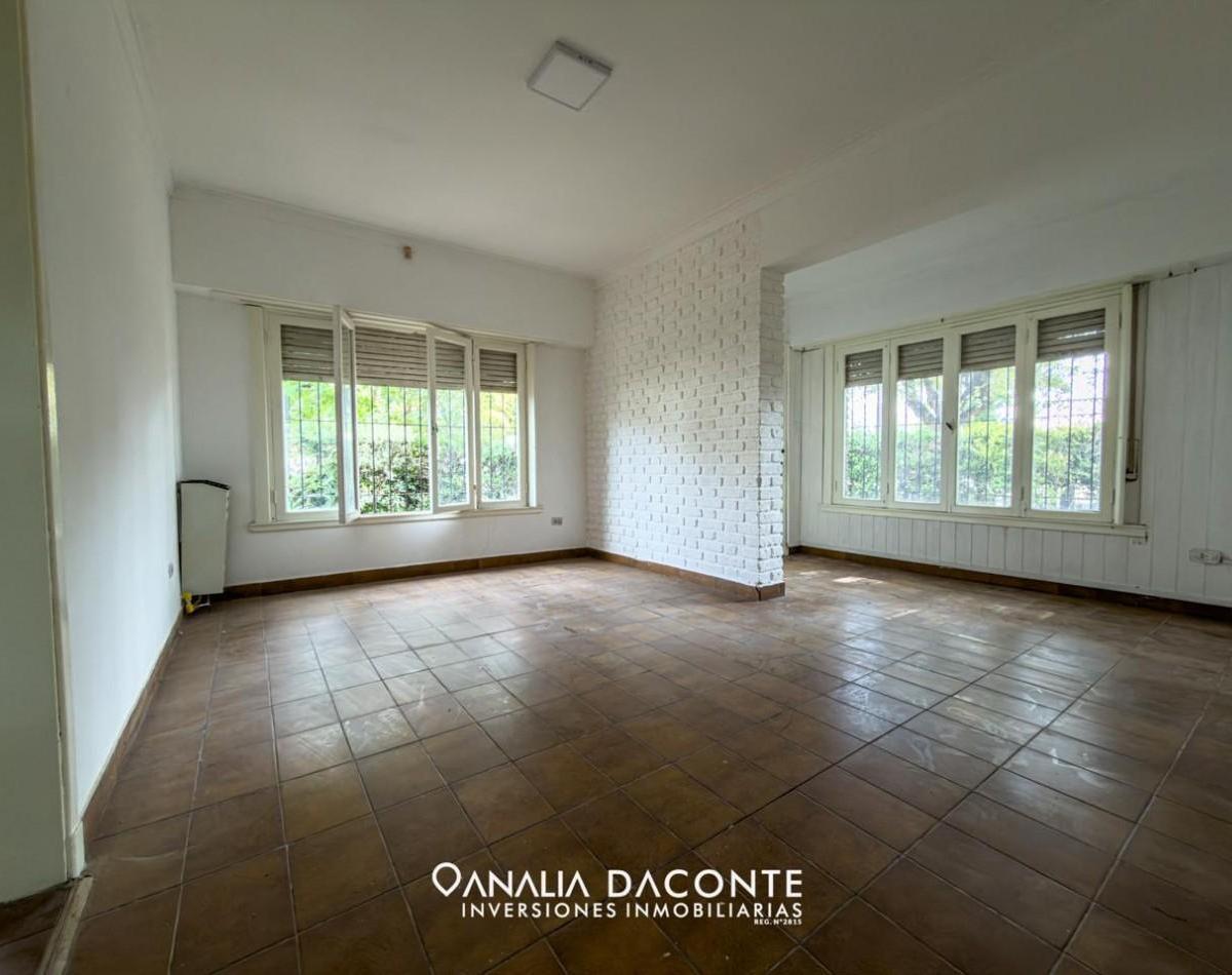 Dos unidades en block. Chalet con departamento en planta alta. En barrio Bosque Alegre!