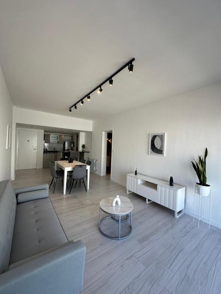 4 ambientes c/escritorio. Terraza privada y vista lateral al mar en el Edificio Libertador.