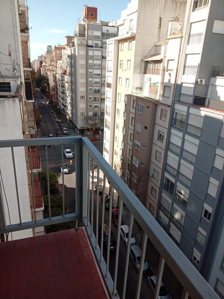 Depto 2 ambientes a la calle 8vo piso con balcón — Centro