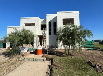 Casa de 4 ambientes, San Miguel · Casa a Estrenar en Venta en Barrio Village Joven