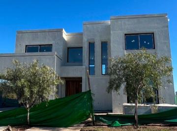 Casa de 4 ambientes, San Miguel · Casa a Estrenar en Venta en Barrio Village Joven