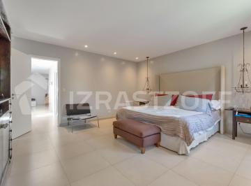 Casa · 241m² · 7 Ambientes · 3 Cocheras · Casa en Alquiler en Los Lagartos 3 Suites