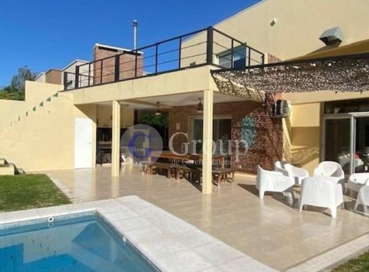 Casa · 260m² · 6 Ambientes · 1 Cochera