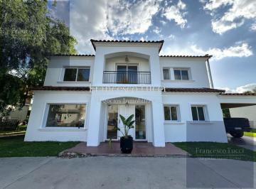 Casa · 200m² · 4 Ambientes · 2 Cocheras · Casa en Venta 4 Ambientes en Weston