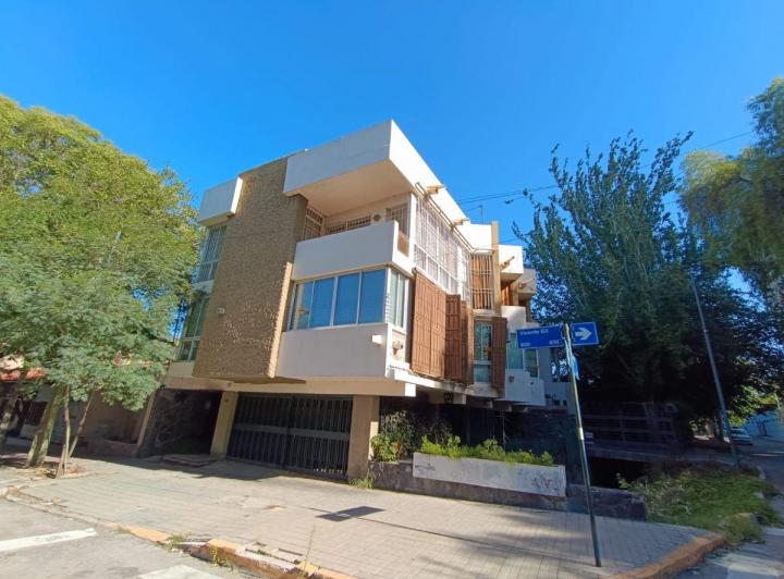Edificio · 458m² · 12 Ambientes · 2 Cocheras