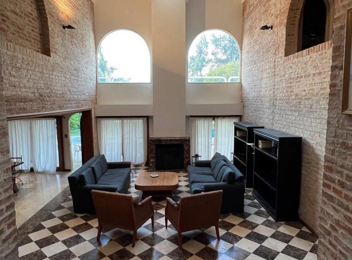 Casa · 351m² · 7 Ambientes · 4 Cocheras
