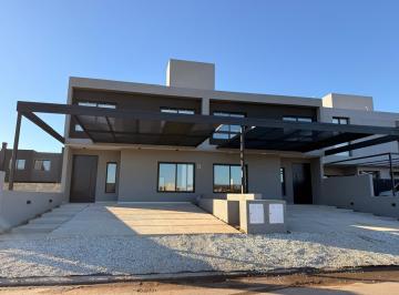 Casa · 180m² · 5 Ambientes · 2 Cocheras · Duplex en Venta en Prados de Manantiales. 3 Dorm..