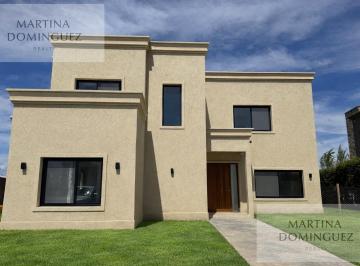 Casa · 183m² · 5 Ambientes · 2 Cocheras · Oportunidad – Casa en Venta con Vistas a La Laguna – 3 Dorm. – Pileta – Dependencia de Servici