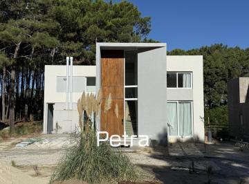 Casa · 231m² · 6 Ambientes · Casa en Venta en Villarobles. Barrio Brisas