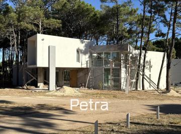 Casa · 194m² · 4 Ambientes · 1 Cochera · Casa en Venta en Barrio Brisas Villarobles