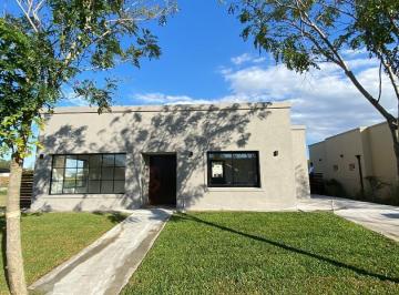 Casa · 131m² · 4 Ambientes · 2 Cocheras · Casa Premium en San Ramón - Pilar del Este
