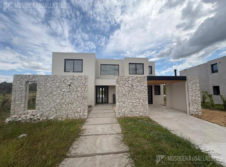 Casa · 254m² · 7 Ambientes · 5 Cocheras