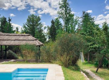 Casa de 4 ambientes, Vistalba · Hermosa Cabaña en Terreno de 1000 m², Vistalba, Gran Piscina, 2 Dorm., 2 Baños en Venta