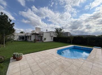 Pileta y patio · Casa en Venta en Barrio Privado en Coquimbito Maipu