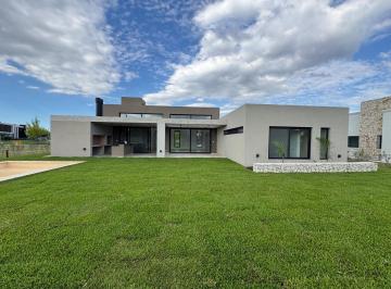 Casa · 270m² · 5 Ambientes · 6 Cocheras · Casa a Estrenar en Una Planta en Terravista