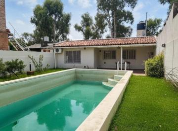 Casa · 94m² · 5 Ambientes · 1 Cochera · Casa en Venta en Funes – 2 Dorm. + Comodín – Pileta.