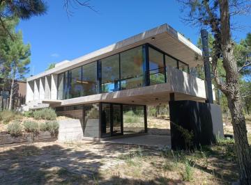 Casa · 150m² · 4 Ambientes · 2 Cocheras · Moderna Casa en Venta en Villarobles, Barrio Serena 475 con Vista a La Laguna