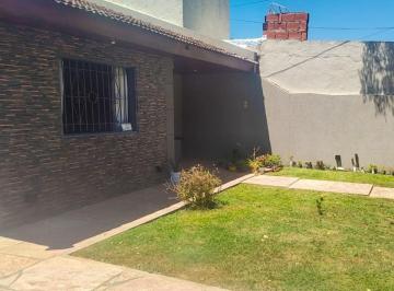 Casa · 210m² · 6 Ambientes · Casa en Venta - 4 Dorm. 4 Baños - 493 m² - Moreno