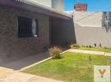 Casa · 210m² · 6 Ambientes · Casa en Venta - 4 Dorm. 4 Baños - 493 m² - Moreno