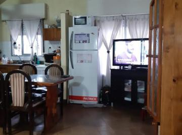 Casa · 80m² · 5 Ambientes · 2 Cocheras · Casa en Venta - 3 Dorm. 2 Baños - Jardin y Patio - 182 m² - Monte Grande