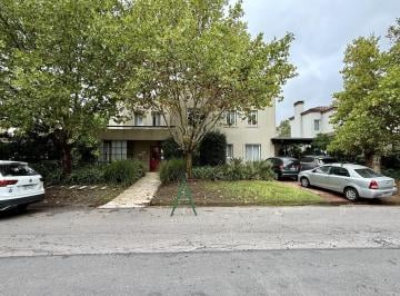 Casa · 267m² · 7 Ambientes · 4 Cocheras · Casa en Venta en Barrio Laguna del Sol, Impecable, con Vistas Al Lago