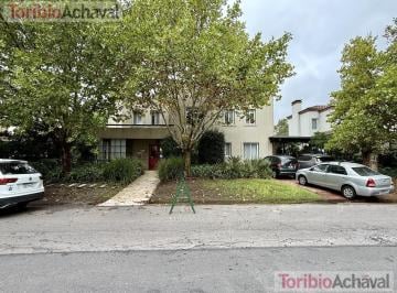 Casa · 267m² · 7 Ambientes · 4 Cocheras · Casa en Venta en Barrio Laguna del Sol, Impecable, con Vistas Al Lago