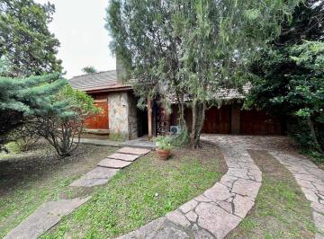 Casa · 168m² · 3 Ambientes · 2 Cocheras · Chalet Sobre Lote de 1.100 m²