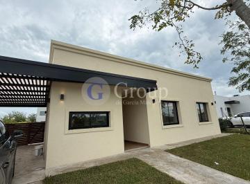 Casa · 131m² · 6 Ambientes · 2 Cocheras · Casa Chalet en Venta en San Ramón, Pilar del Este, Pilar