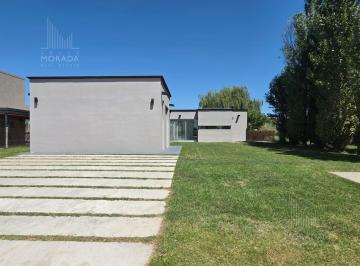 Casa · 135m² · 3 Ambientes · 4 Cocheras · Venta Casa de 4 Ambientes con Pileta en San Sebastian